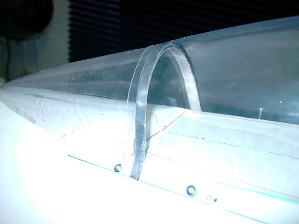 im hinteren Teil der Haube ein Bügel aus 1 mm Alu einkleben