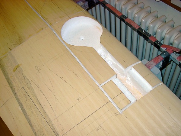 Fräsungen für Hilfsspanten und Hauptholm (durchgehend mit 5 mm Flugzeugsperrholz)