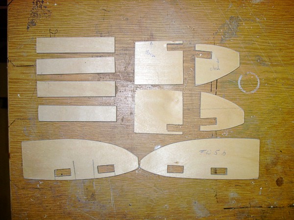 Hilfsspanten (durchgehend mit 5 mm Flugzeugsperrholz) mit Verzapfung