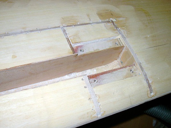 eingeharzte Spanten (auf gute Füllung zum Styropor achten) Verkastung des Längsschachtes mit 1mm Sperrholz