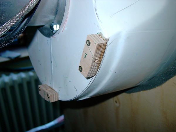 Stege für die Befestigung der Motorhaube