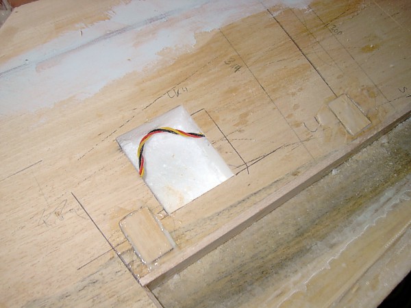 Verkastung des Klappenschachtes (siehe Verstärkungen für die Scharniere mit 5 mm Sperrholz)